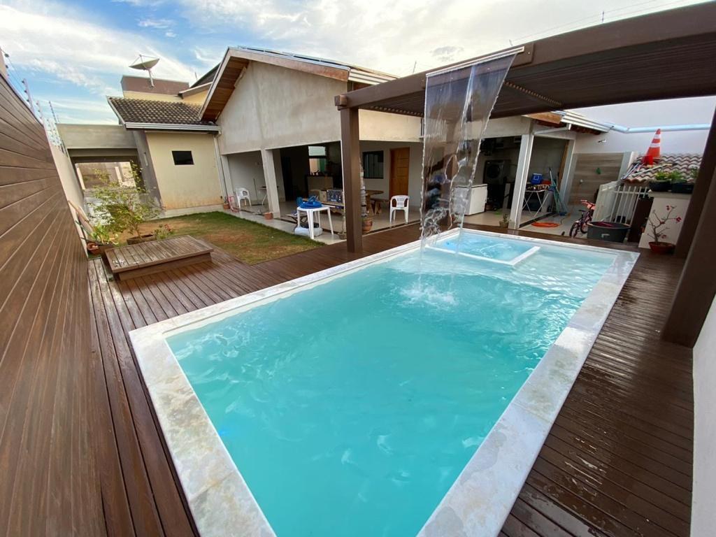 Piscina de fibra instalada em área residencial