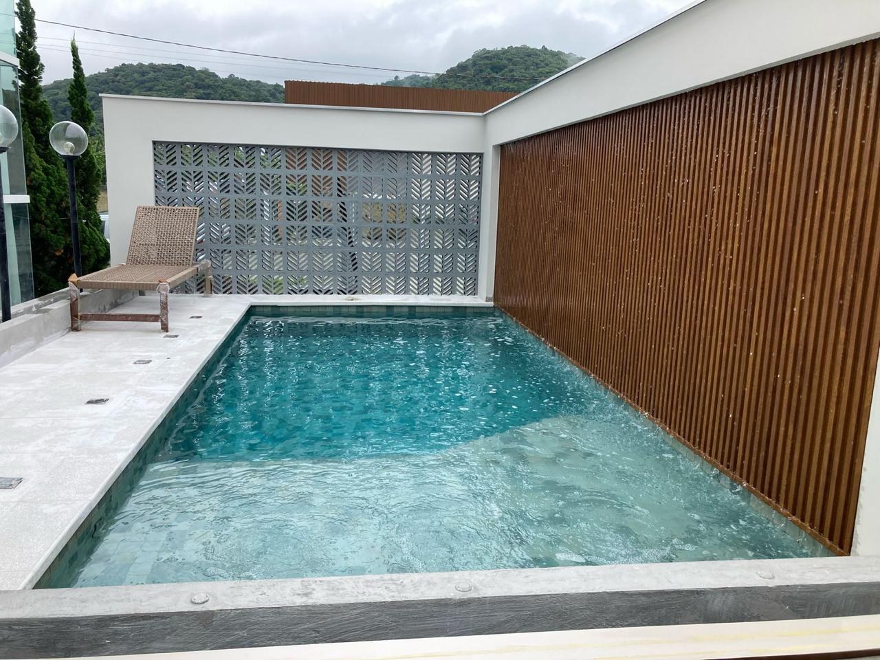 Piscina com acabamento pastilhado